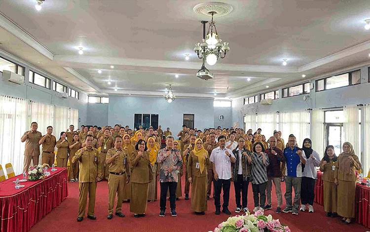Wakil Menteri Pertanian Republik Indonesia (Wamentan RI) Sudaryono (kiri) dan Vice Minister of Agriculture, Fisheries, Food Quality and Nature Nederland Guido Landheer (kanan) dalam jumpa pers di Jakarta, Selasa (17/6/2025). ANTARA/Harianto