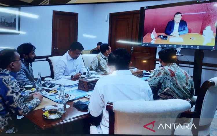 Presiden Prabowo Subianto pada sela-sela perjalanannya menuju Kota St. Petersburg, Rusia, Selasa (17/6/2025) memimpin rapat terbatas membahas sengketa batas wilayah empat pulau antara Pemerintah Provinsi Aceh dan Pemerintah Provinsi Sumatera Utara. ANTARA/Andi Firdaus.