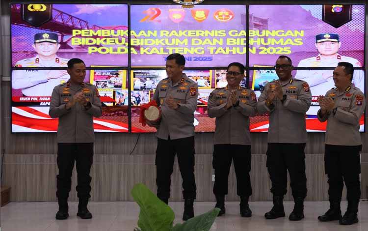 Kapolda Kalteng Irjen Iwan Kurniawan didampingi Wakapolda Kalteng Brigjen?Rakhmad Setyadi dan PJU Polda Kalteng saat membuka rakernis fungsi hukum, Humas dan keuangan (Foto : IST)