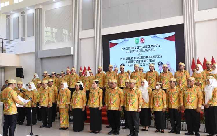 Bupati Pulpis melantik ketua Dekranasda beserta jajarannya, Selasa 17 Juni 2025 sore. ( FOTO : RETHA)