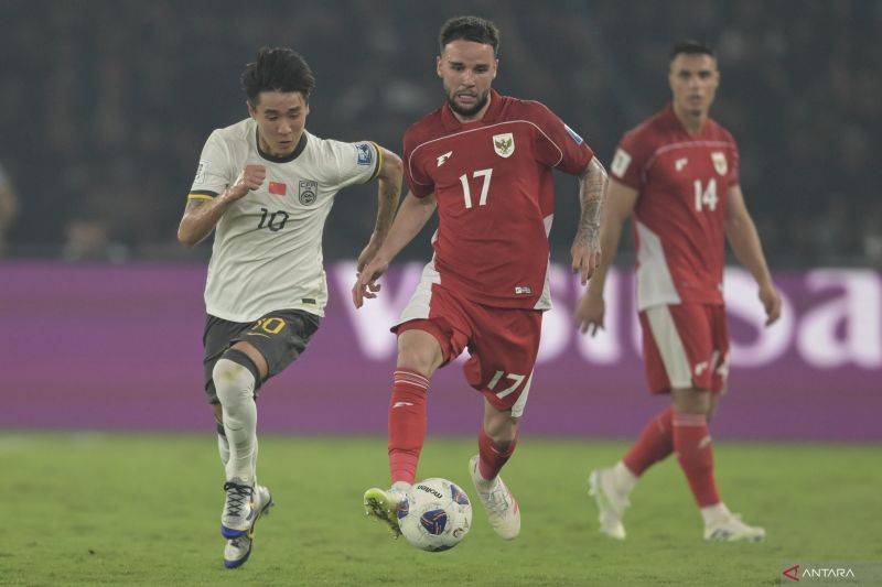 Pesepak bola Timnas Indonesia Calvin Verdonk (kanan) menggiring bola dibayangi pesepak bola Timnas China Wei Shihao (kiri) pada pertandingan Kualifikasi Piala Dunia 2026 putaran ketiga Grup C di Stadion Utama Gelora Bung Karno, Jakarta, Kamis (5/6/2025). ANTARA FOTO/Fauzan/mrh/tom. (ANTARA FOTO/FAUZAN)