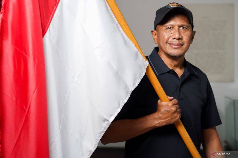 Pelatih Sepak Bola PS Barito Putera Rahmad Darmawan berpose saat mengunjungi Antara Heritage Center di Jakarta, Selasa (17/6/2025). . ANTARA FOTO/Ferlian Septa Wahyusa/bar (ANTARA FOTO/I GEDE FERLIAN SEPTA WAHYUSA)