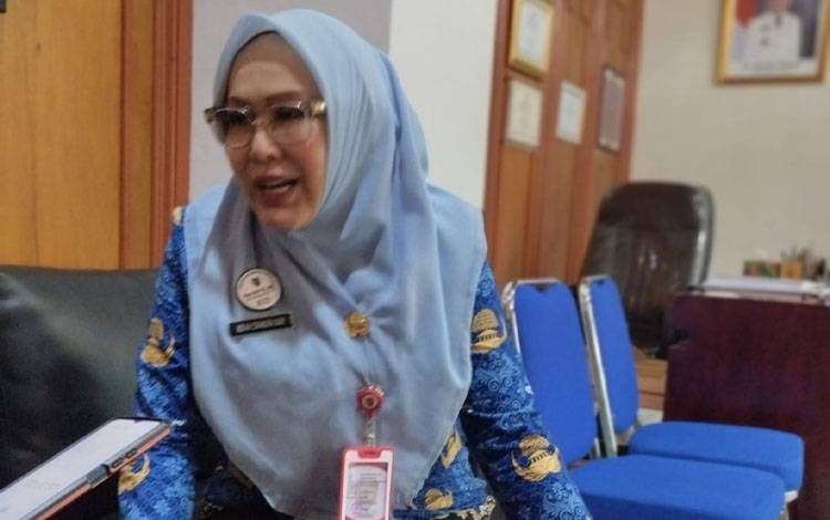 Kepala Dinas Perpustakaan dan Arsip Provinsi Kalimantan Tengah, Adiah Chandra Sari, dalam kunjungan organisasi kemasyarakatan Kerukunan Keluarga Suku Dayak Ot Danum atau KWOD pada Selasa, 17 Juni 2025. (FOTO: Istimewa)