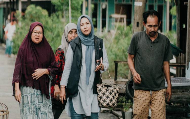 Ketua Komisi I DPRD Palangka Raya, Mukarramah saat bersama masyarakat. (Foto:MARINI)