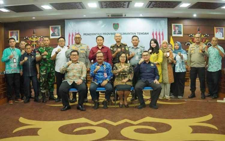 Foto bersama saat rangkaian audiensi Pemerintah Provinsi (Pemprov) Kalimantan Tengah (Kalteng) dan Komnas HAM di Palangka Raya. (FOTO:SETDA KALTENG)