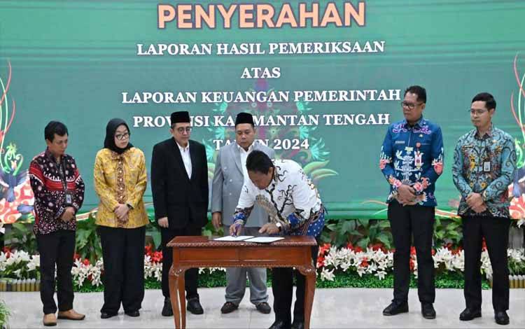 Wakil Gubernur Kalimantan Tengah, Edy Pratowo saat rangkaian penyerahan laporan hasil pemeriksaan LKPD. (FOTO:SETDA KALTENG)