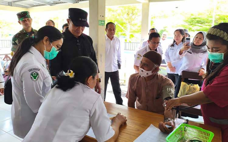 Bupati Pulpis didampingi Dandim 1011/ KLK saat mengunjungi masayarakat saat melakukan cek kesehatan gratis, Rabu, 18 Juni 2025. (FOTO: RETHA)