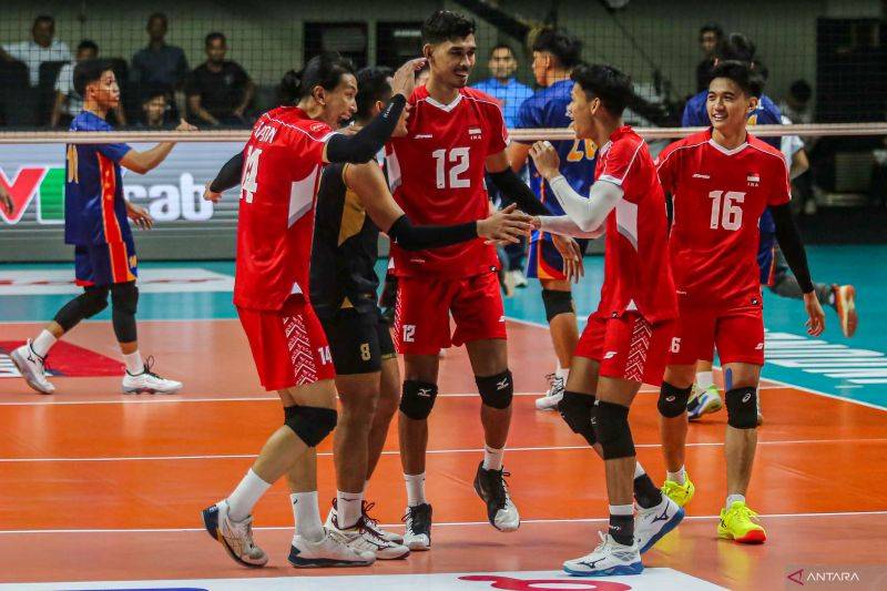 Pevoli Timnas Indonesia melakukan selebrasi usai mencetak skor saat melawan Timnas Filipina dalam kejuaraan voli putra Southeast Asian Volleyball League (SEA V League) 2024 di GOR Universitas Negeri Yogyakarta, Sleman, D.I Yogyakarta, Jumat (23/8/2024). . ANTARA FOTO/Andreas Fitri Atmoko/agr/tom.