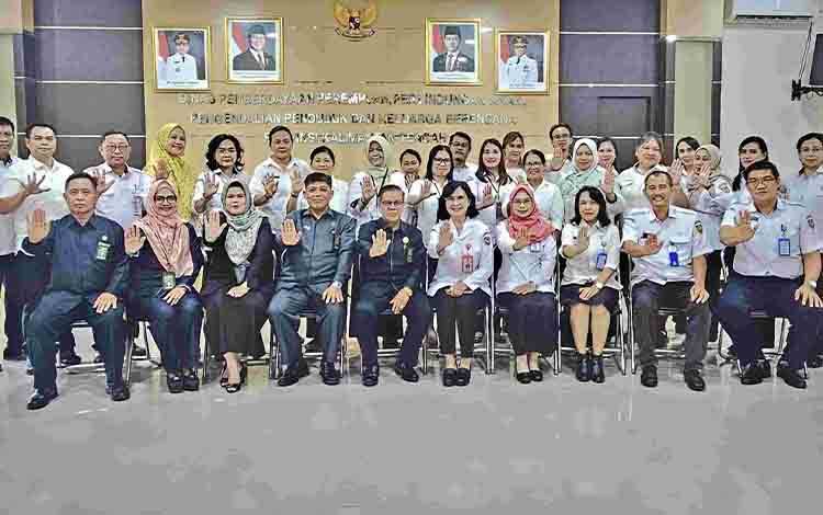 Foto bersama saat rangkaian penandatanganan nota kesepahaman bersama DP3APPKB Provinsi Kalimantan Tengah, di Aula Bawi Bahalap, Kantor DP3APPKB Kalteng. (FOTO: IST)