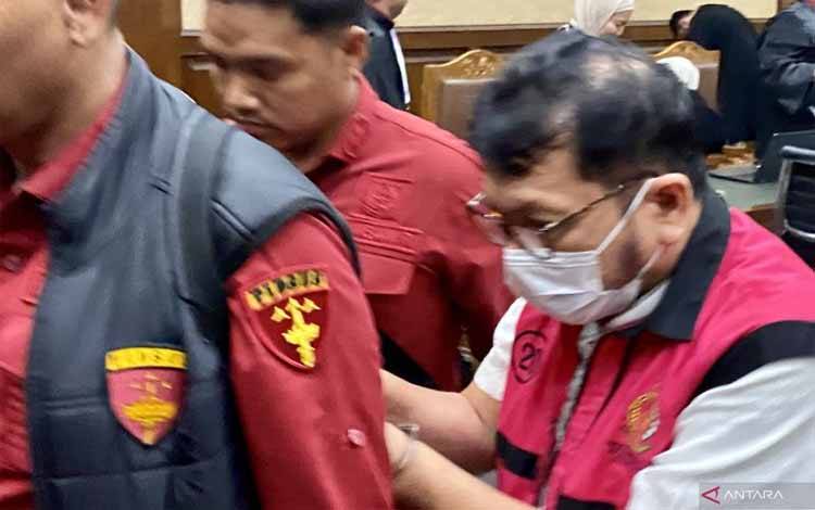 Terdakwa Zarof Ricar (kanan) berjalan ke luar ruang sidang setelah mendengar vonis majelis hakim di Pengadilan Tindak Pidana Korupsi pada Pengadilan Negeri Jakarta Pusat, Jakarta, Rabu (18/6/2025). (ANTARA/Fath Putra Mulya)