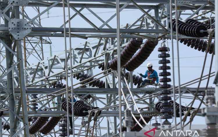 Pekerja menyelesaikan pembangunan Gardu Induk Tegangan Ekstra Tinggi (GITET) 500 Kv di Kalipuro, Banyuwangi, Jawa Timur, Kamis (19/6/2025). ANTARA FOTO/Budi Candra Setya/YU