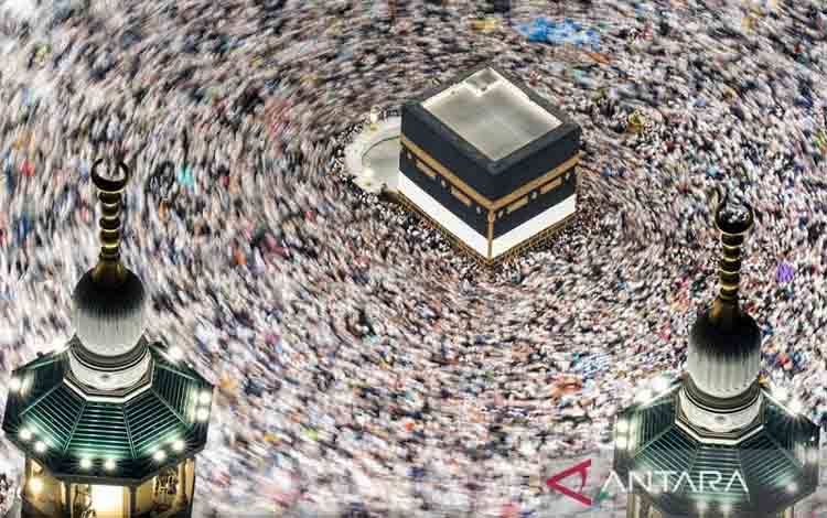 Jamaah haji dari berbagai negara melaksanakan Tawaf di Masjidil Haram, Makkah, Arab Saudi, Minggu (15/6/2025). Menurut Saudi Press Agency, setelah perluasan tahap ketiga selesai kapasitas Masjidil Haram pada tahun 2025 mencapai tiga juta orang per hari dengan adanya peningkatan luas area Masjidil Haram dari 414.000 meter persegi menjadi 1,5 juta meter persegi. ANTARA FOTO/Andika Wahyu/foc.ANTARA FOTO/ANDIKA WAHYU