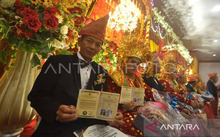 Ilustrasi - Pasangan pengantin menunjukkan buku nikah usai mengikuti nikah massal gratis di Kota Bengkulu, Provinsi Bengkuu, Kamis (06/7/2023). ANTARA FOTO/Muhammad Izfaldi/tom.