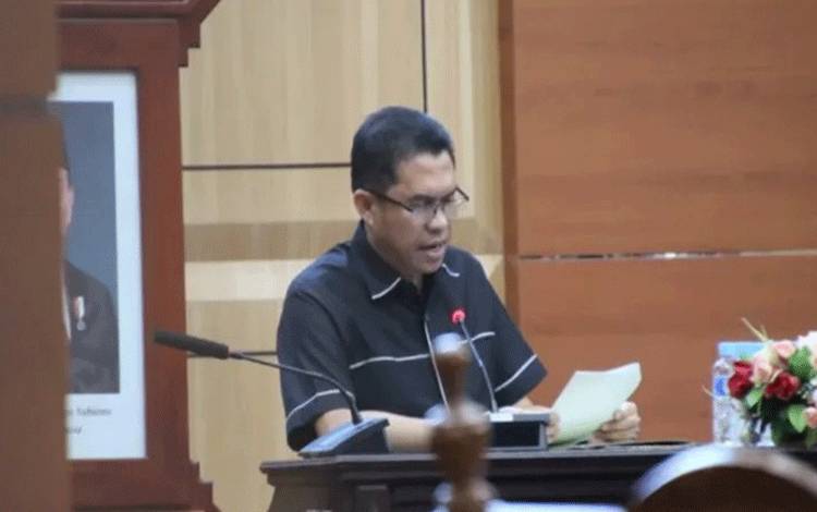 Fraksi Golkar DPRD Kota Palangka Raya melalui juru bicaranya, Sudarto saat menyampaikan pemandangan umum dua Raperda. (Foto:MARINI)