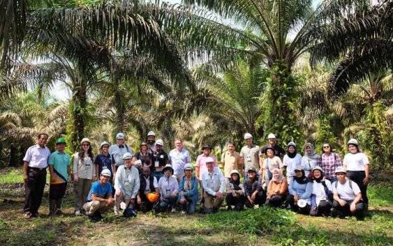 Peserta Konferensi tahunan SAN berfoto bersama perwakilan Pemerintah Kabupaten Seruyan di Kebun Percontohan Kabupaten Seruyan (Foto :Ist)