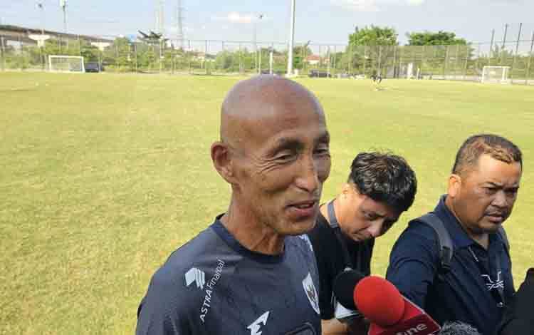 Pelatih timnas putri Indonesia, Satoru Mochizuki, menjawab pertanyaan pewarta di Jakarta International Stadium, Jumat (20/6/2025). (ANTARA/RAUF ADIPATI)