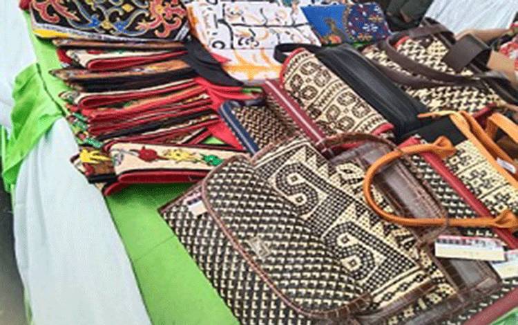 Kerajinan tangan dari rotan. (Foto:MARINI)