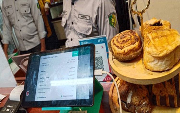 Alat transaksi penjualan makanan dan minuman di kafe. (Foto:MARINI)