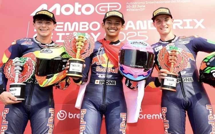 Pebalap Indonesia, Veda Ega Pratama (tengah) berhasil finis pertama di RedBull Rookies Cup 2025 di sirkuit Mugello pada Sabtu (21/6/2024). ANTARA/HO-Redbull Rookies Cup