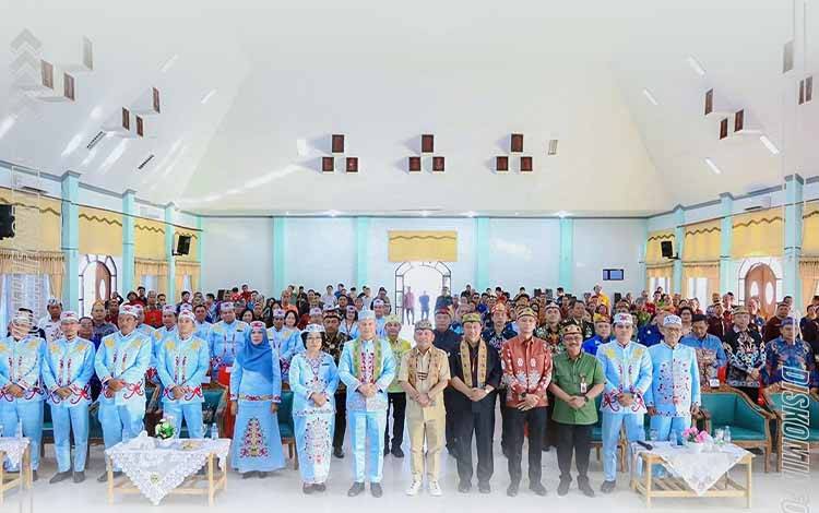 Gubernur Kalimantan Tengah (Kalteng), Agustiar Sabran foto bersama saat hasupa hasundai Forkopimda, tokoh agama, kepala desa, dan masyarakat Gunung Mas. (FOTO: DISKOMINFOSANTIK KALTENG)