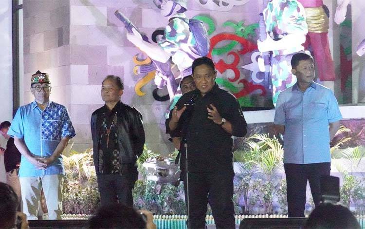 Wakil Gubernur Kalimantan Tengah (Kalteng), Edy Pratowo saat rangkaian Huma Betang Night di Bundaran Besar Palangka Raya. (FOTO: SETDA KALTENG)