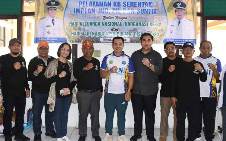 Bupati Pulang Pisau beserta wakilnya memyambut Sambut Kedatangan Rombongan Harganas 2025 dan melaksanakan layanan KB,?Minggu, 22 Juni 2025. (FOTO : RETHA)