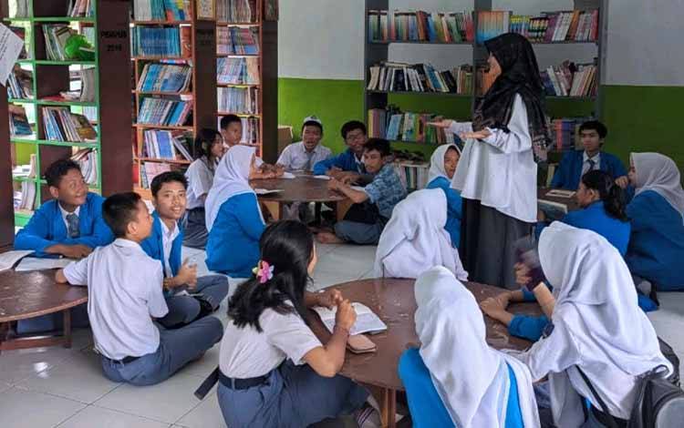 Pembelajaran di salah satu sekolah di Kalteng. Pemprov Kalteng menegaskan upaya mendorong kesetaraan pendidikan dari pedalaman sampai ke kota. (FOTO: IST)