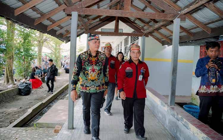 Plt. Kepala Dinas Pendidikan Kalteng, Muhammad Reza Prabowo (kiri) saat melakukan peninjauan ke sekolah. (FOTO: DISDIK KALTENG)