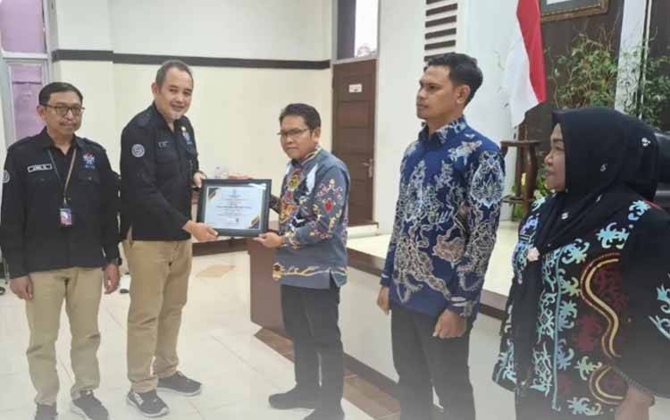 Plt Kepala BKPSDM Palangka Raya Mardian Ardi saat menerima penghargaan sebagai Terbaik I dari Kantor Regional VIII Badan Kepegawaian Negara (BKN) (Foto : IST)