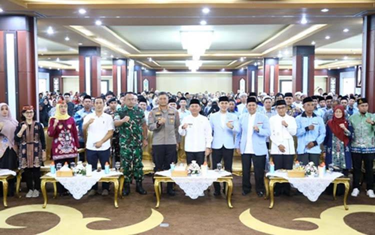 Foto bersama saat rangkaian Rapat Kerja Wilayah (Rakerwil), Latihan Mujahid Dakwah, dan Diklatsar Brigade Masjid BKPRMI Provinsi Kalimantan Tengah Tahun 2025 di Aula Jayang Tingang. (FOTO: FRY)