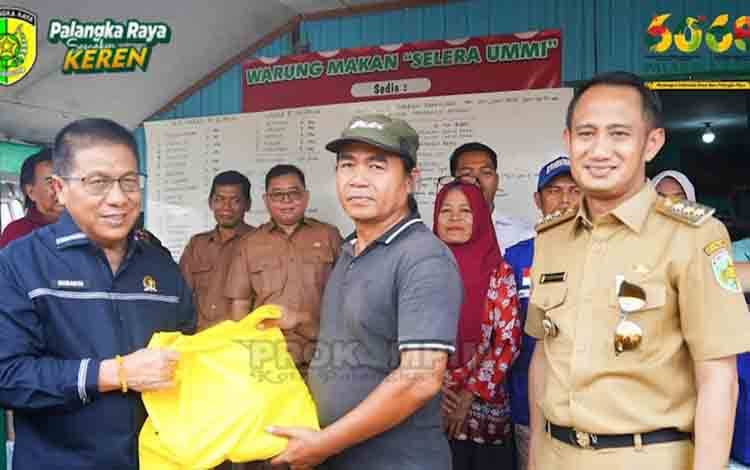 Ketua DPRD Palangka Raya, Subandi, saat menyerahkan sembako (Foto: Prokompim)