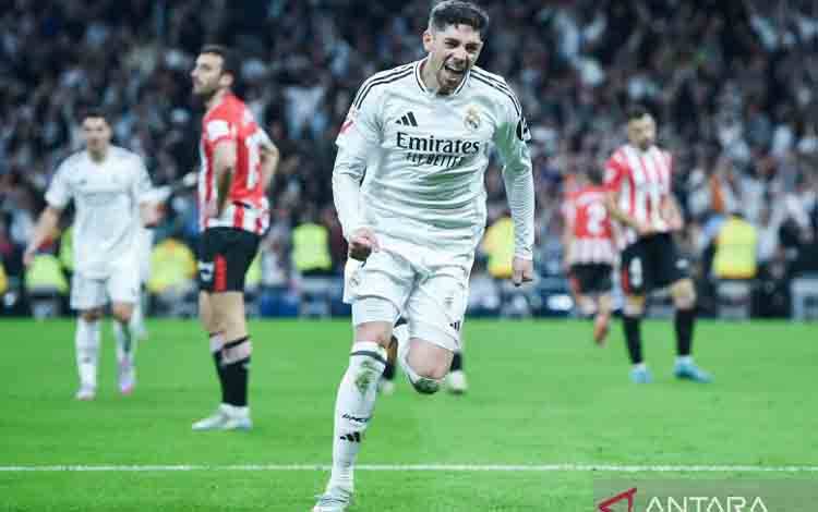 Pemain Real Madrid Federico Valverde merayakan golnya saat pertandingan Liga Spanyol pekan ke-32 antara Real Madrid melawan Athletic Bilbao di Santiago Bernabeu, Madrid, Spanyol, Senin (21/4/2025). ANTARA FOTO/Xinhua/Gustavo Valiente/agr