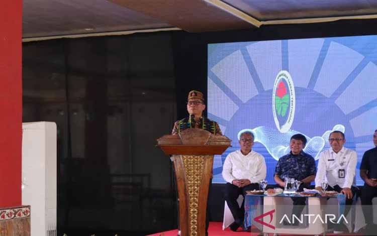 Menteri Desa dan Pembangunan Daerah Tertinggal (Mendes PDT) Yandri Susanto saat memberikan sambutan bagi para kepala desa di Kabupaten Manggarai Barat, Nusa Tenggara Timur (NTT). (ANTARA/Gecio Viana)