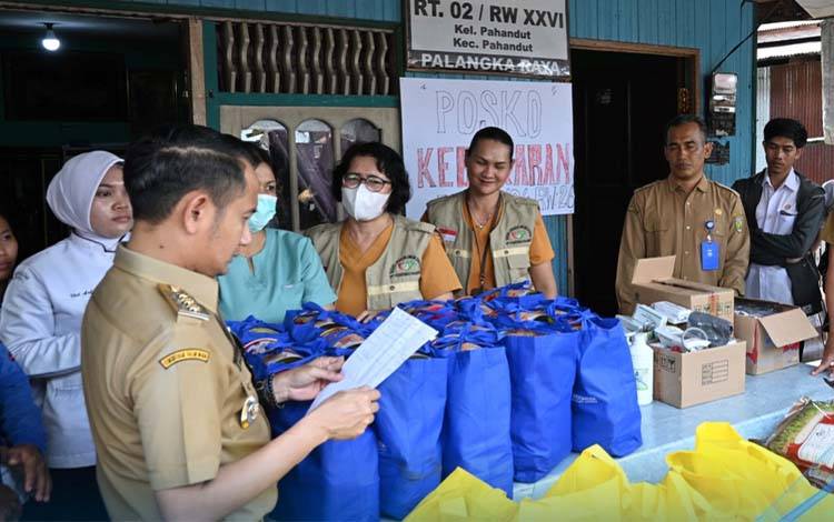 Wali Kita Palangka Raya Fairid Naparin saat meninjau Posko kebakaran di komplek Puntun (Foto : IST)