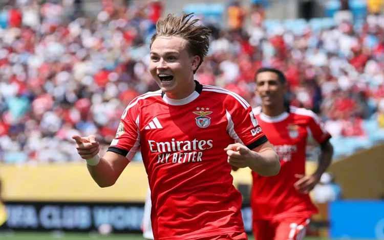 Penyerang sayap Andreas Schjelderup merayakan keberhasilannya mencetak gol ke gawang Bayern Muenchen pada pertandingan Grup C Piala Dunia Antarklub FIFA 2025 di Stadion Bank of America, Charlotte, Selasa (24/5/2025). (ANTARA/FIFA.com)