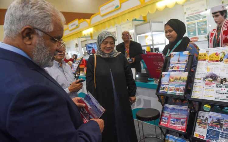 Arsip Foto - Pengunjung melihat brosur paket wisata dari pelaku usaha biro perjalanan dalam BSI International Expo 2024 di Jakarta Convention Center, Jakarta, Kamis (20/6/2024). (ANTARA FOTO/Indrianto Eko Suwarso/rwa)