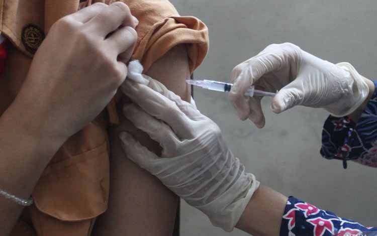 Petugas medis menyuntikkan vaksin dalam pelaksanaan percepatan imunisasi Human Papilomavirus (HPV) kepada pelajar di SMPN 28, Malang, Jawa Timur, Jumat (7/2/2025). Dinas Kesehatan setempat menggenjot pelaksanaan imunisasi HPV dengan sasaran 3.000 pelajar perempuan berusia 14-15 tahun yang ditargetkan tuntas pada bulan Februari 2025. ANTARA FOTO/Ari Bowo Sucipto/foc.