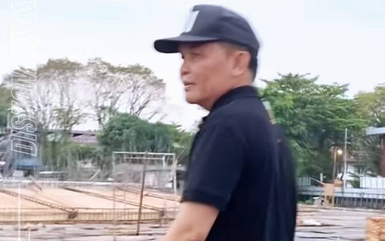Gubernur Kalimantan Tengah (Kalteng), Agustiar Sabran saat meninjau progress pembangunan RTH di Palangka Raya. (FOTO: DISKOMINFOSANTIK KALTENG)