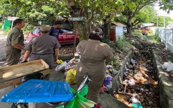 Tim menemukan adanya barang-barang bekas serta sampah yang berserakan, diduga ditinggalkan oleh oknum tidak bertanggung jawab. (FOTO:SATPOLPP KALTENG)