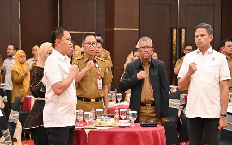 Plt. Sekda Kalteng Leonard S. Ampung saat mengikuti rangkaian sosialisasi penguatan wawasan kebangsaan cegah radikalisme dan terorisme pada ASN. (FOTO: SETDA KALTENG)