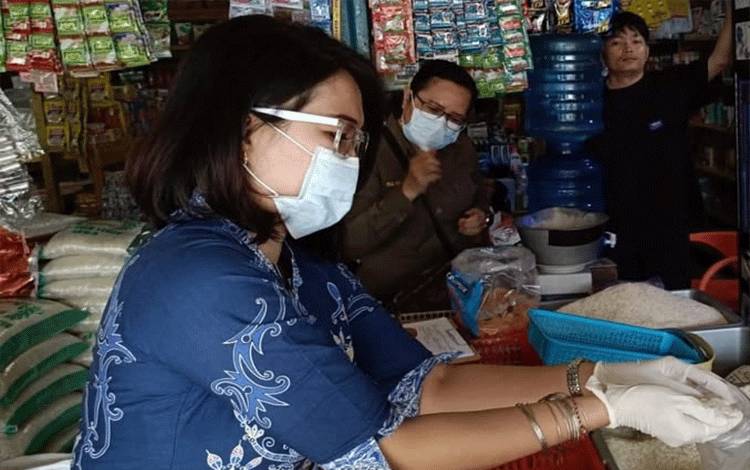 Aktivitas pengambilan sampel pangan di Pasar Datah Manuah Palangka Raya (Foto:MARINI)