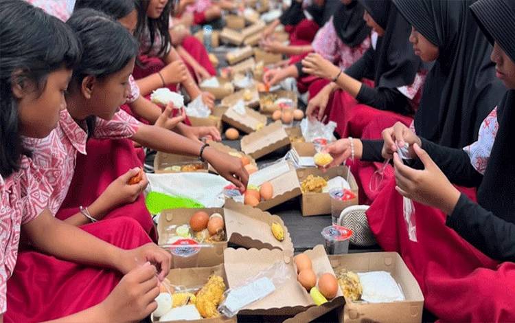 Anak-anak saat makan bersama di sekolah. (Foto:MARINI)