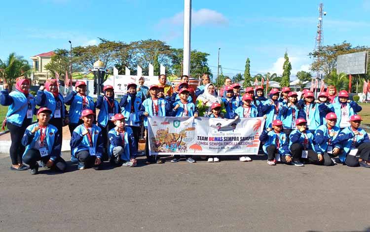 Wakil Bupati Kotawaringin Timur Irawati melepas peserta olimpiade aritmatika sempoa tingkat nasional di Halaman Kantor Pemkab Kotim, Kamis, 26 Juni 2025. (FOTO: DEWIP)