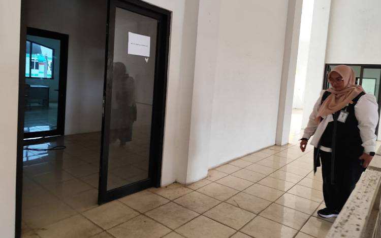 Wakil Bupati Kotim Irawati saat meninjau ruang yang akan digunakan dalam proses belajar mengajar Sekolah Rakyat di asrama haji Islamic Center Kotim, Rabu, 25 Juni 2025.(FOTO : DEVI)