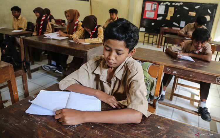 Sejumlah siswa mengikuti kegiatan belajar mengajar di program sekolah swasta gratis di SMP Purnama 2 Gayamsari, Semarang, Jawa Tengah, Kamis (12/6/2025). ANTARA FOTO/Makna Zaezar/bar
