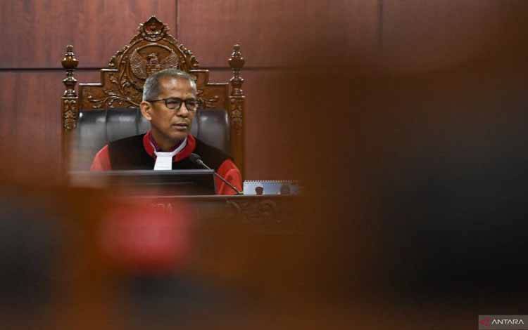 Wakil Ketua Mahkamah Konstitusi Saldi Isra memimpin jalannya sidang Pengujian Materiil Undang-Undang Nomor 17 Tahun 2014 tentang MPR, DPR, dan DPRD di Ruang Sidang Mahkamah Konstitusi, Jakarta, Selasa (24/6/2025). Sidang tersebut beragendakan mendengarkan keterangan dari pihak DPR dan Presiden. ANTARA FOTO/Muhammad Adimaja/nz (ANTARA FOTO/MUHAMMAD ADIMAJA)