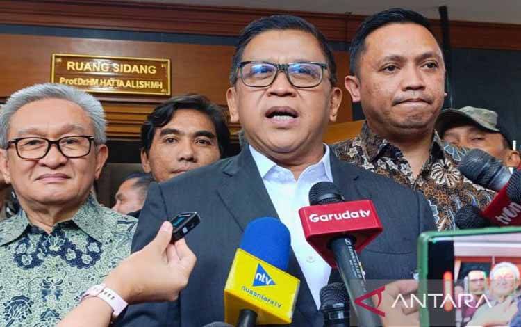 Sekjen DPP PDI Perjuangan Hasto Kristiyanto (tengah) didampingi para kuasa hukumnya saat memberikan keterangan di sela persidangan pemeriksaan terdakwa di Pengadilan Tipikor Jakarta, Kamis (26/6/2025). (ANTARA/Agatha Olivia Victoria)