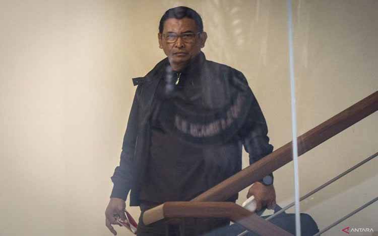 Mantan Wakil Direktur Utama Bank Rakyat Indonesia (BRI) Catur Budi Harto berjalan menuruni tangga usai menjalani pemeriksaan di Gedung Merah Putih KPK, Jakarta, Kamis (26/6/2025). Catur Budi Harto diperiksa penyidik KPK sebagai saksi dalam kasus dugaan korupsi terkait dengan pengadaan mesin electronic data capture (EDC) di PT BRI (Persero) yang tejadi pada tahun 2023-2024. ANTARA FOTO/Bayu Pratama S./foc.