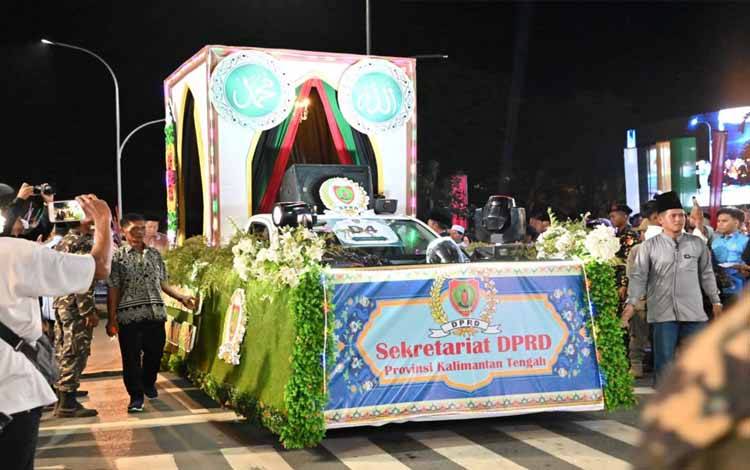 Kendaraan hias dari Setwan Kalteng ikut memeriahkan pawai 1 Muharram 1447H di Bundaran Besar Palangka Raya. (FOTO: SETDA KALTENG)