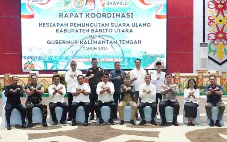 Gubernur Kalimantan Tengah (Kalteng), Agustiar Sabran foto bersama forkopimda dan calon kepala daerah Barito Utara, 25 Juni 2025. (FOTO: SETDA KALTENG)